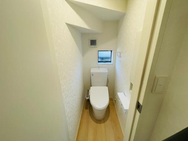 　トイレ　小窓付きのトイレです