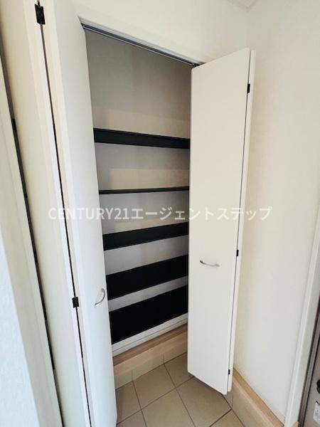 　玄関　玄関収納が充実しています