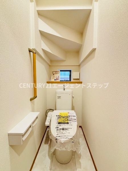 　トイレ　トイレに小窓があります