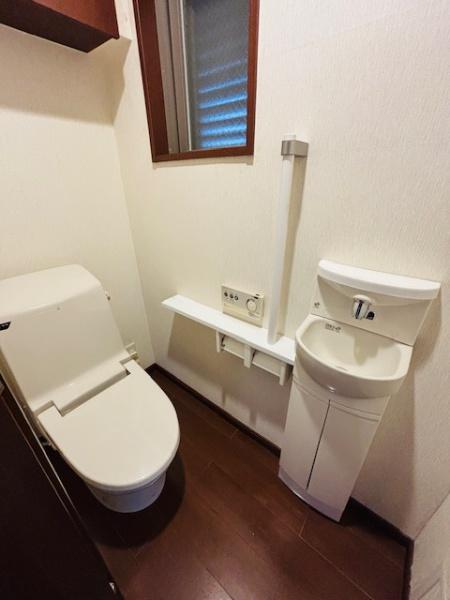 　トイレ　窓付きトイレが特徴です