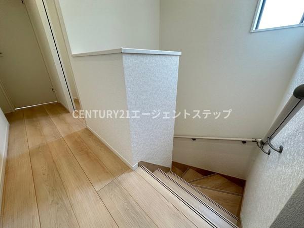 　その他内観　廊下と階段が明るい空間です