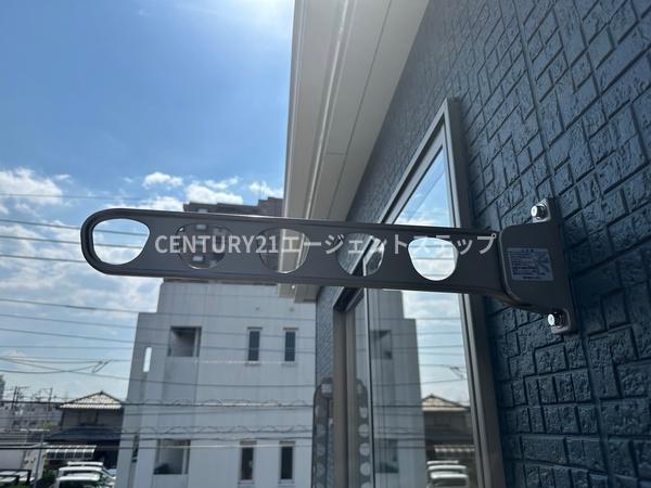 　バルコニー　バルコニーに物干し金具付きです