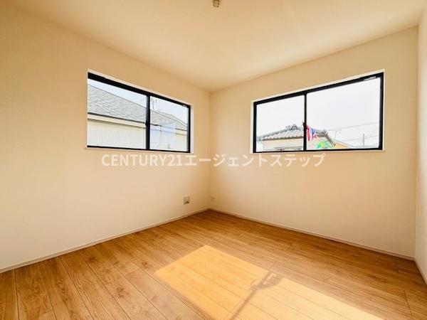 　子供部屋　明るさが魅力の洋室です