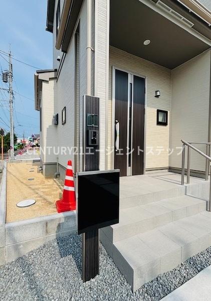 　玄関　駐車場が敷地内にあります
