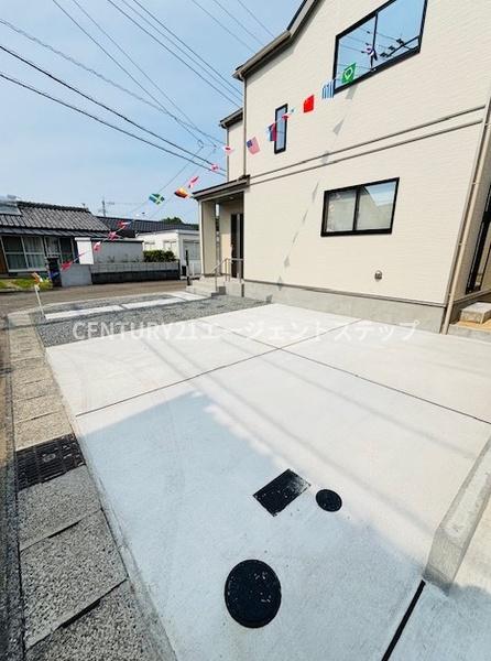 　駐車場　設備スペースが確保された外観です