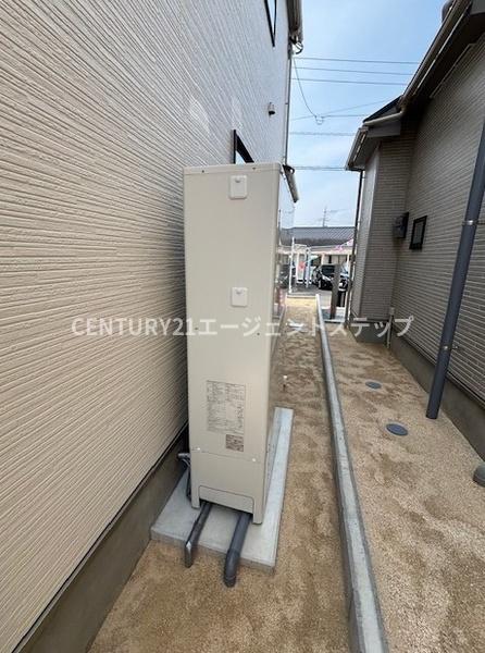 　その他　設備が外壁に沿って配置された外観です