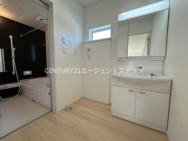 　洗面台・洗面所　洗面台・洗面所が明るい空間です