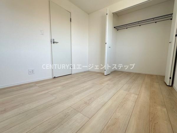 　洋室　洋室は収納付きで便利です