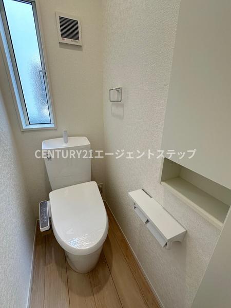 　トイレ　トイレは窓付き仕様です