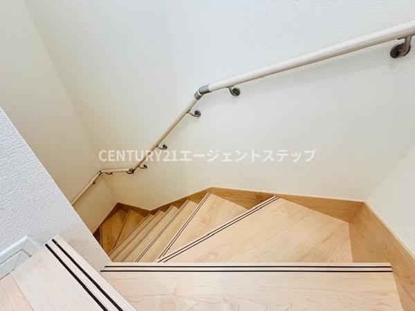 　その他内観　木目の美しい階段です