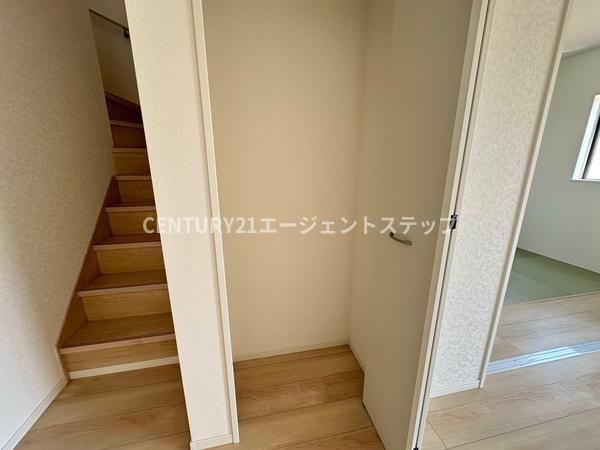 　その他内観　収納スペース付きの階段エリアです