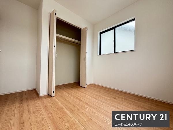 　寝室　寝室には収納付きです