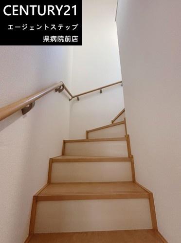 　その他内観　木目調の階段が魅力です
