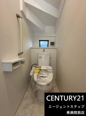 　トイレ　窓付きのトイレです