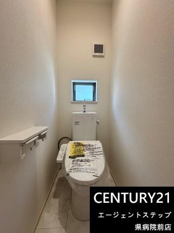 　トイレ　トイレに窓があり明るい空間です