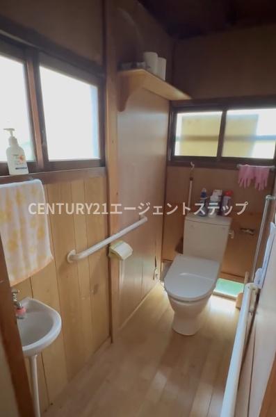 　トイレ　木目調のトイレが魅力です