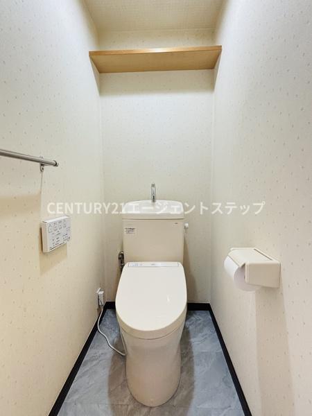 　トイレ　収納棚付きのトイレです