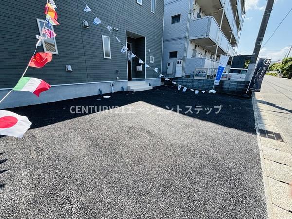 　駐車場　便利な駐車場付き物件です