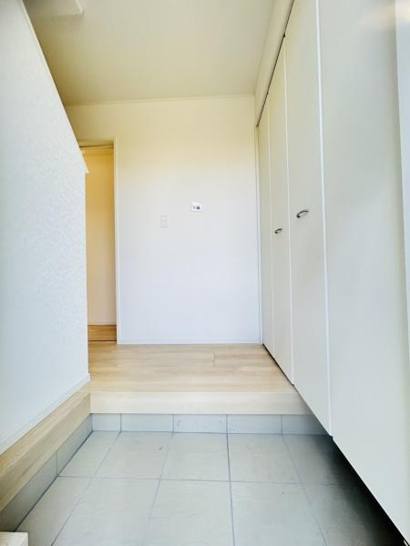 　玄関　玄関は明るく清潔な印象です