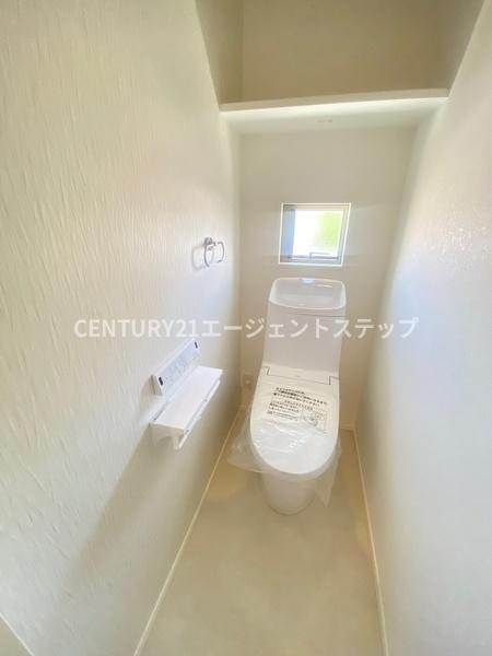 　トイレ　窓付きの明るいトイレです