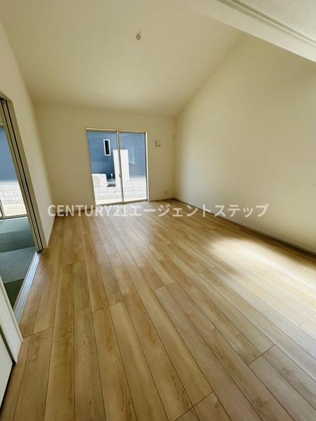 　洋室　明るく開放的な洋室です