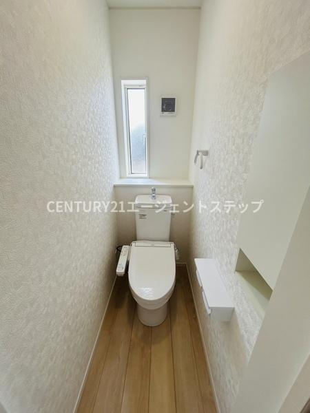 　トイレ　採光窓付きのトイレです