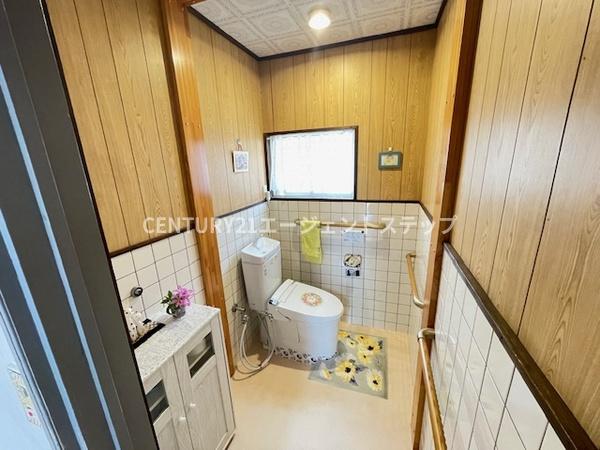 　トイレ　明るく清潔感のあるトイレです
