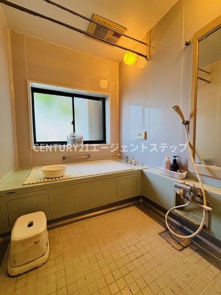 　バス　採光のあるバスルームです