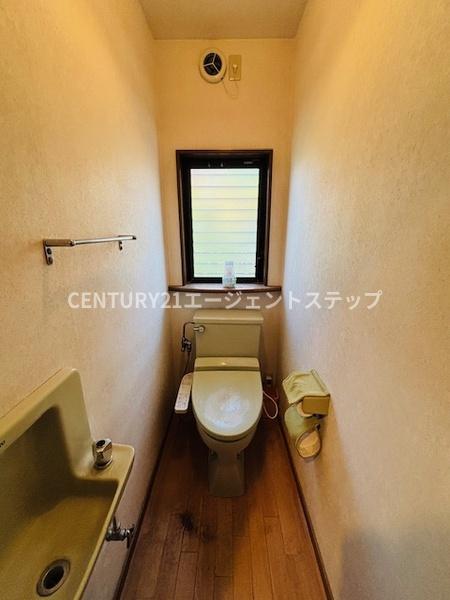 　トイレ　窓付きのトイレです
