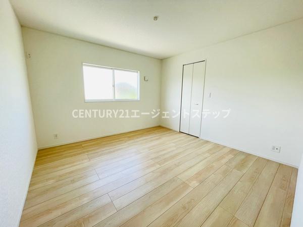 　寝室　シンプルな洋室が魅力です