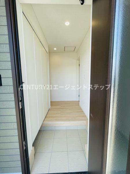 　玄関　玄関は明るく開放的です