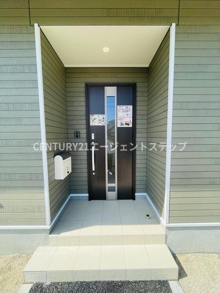 　玄関　玄関のデザインが印象的です