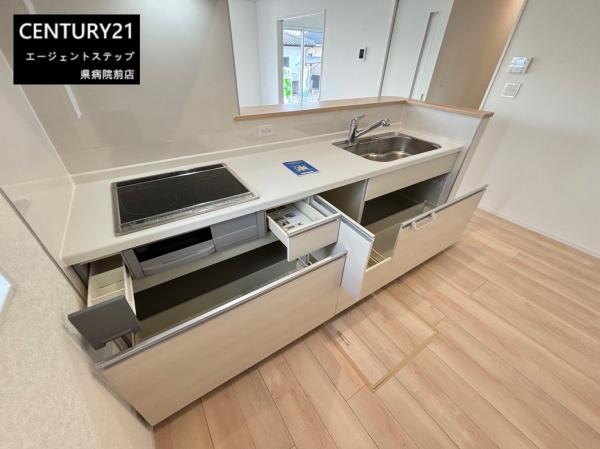　キッチン　収納豊富なキッチンです