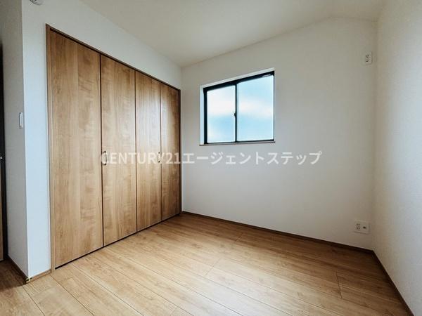 　洋室　洋室の明るさが印象的です