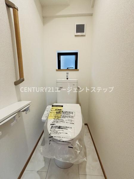 　トイレ　手すり付きのトイレです
