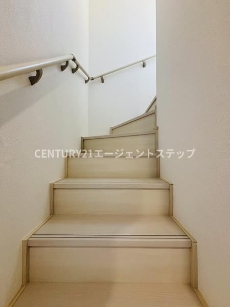 　その他内観　シンプルな階段が魅力です