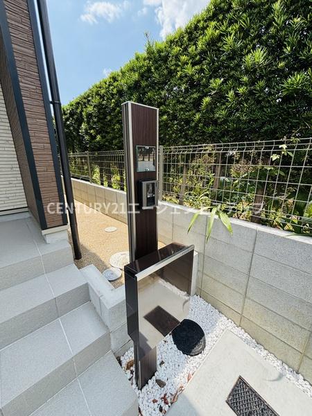 　玄関　玄関の門柱が印象的です