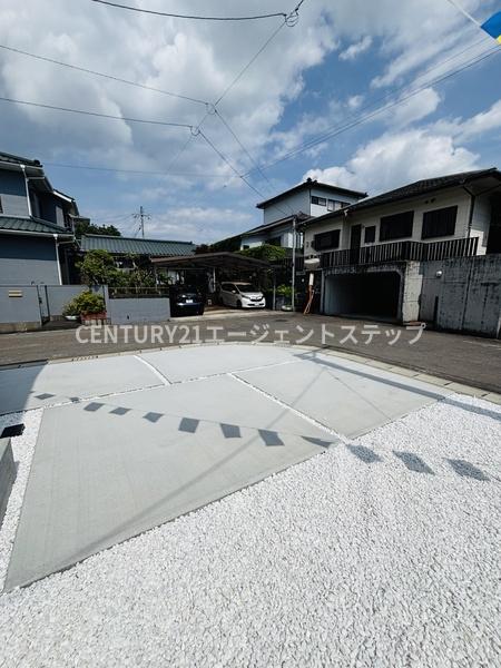 　駐車場　駐車場は舗装されています