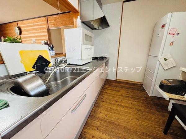 　キッチン　木目調のキッチンが魅力です