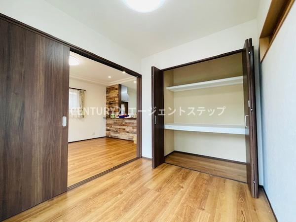　リビング　リビングに収納が付いています