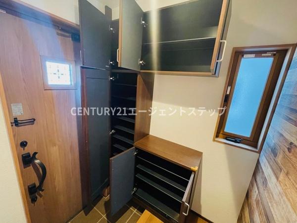 　玄関　玄関収納が豊富な玄関です