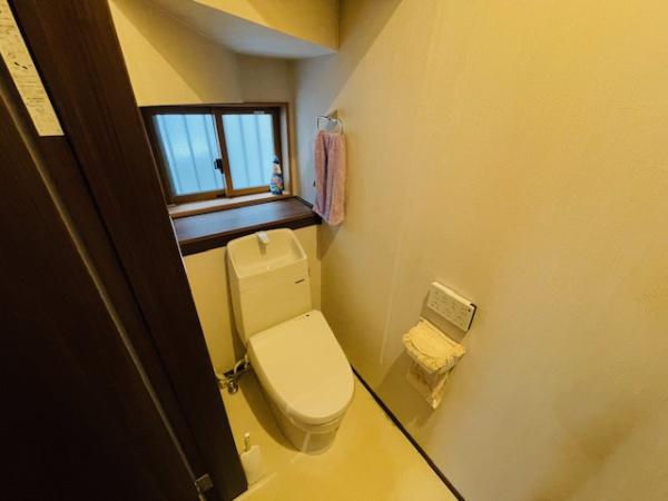 　トイレ　窓付きのトイレです