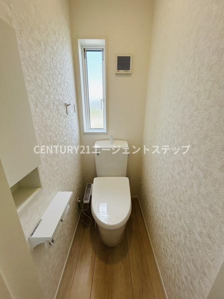 　トイレ　トイレに窓があり明るい印象です