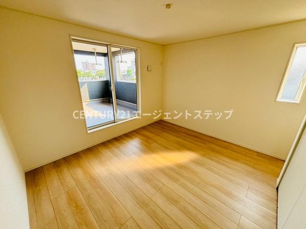 　寝室　窓付きの寝室空間です
