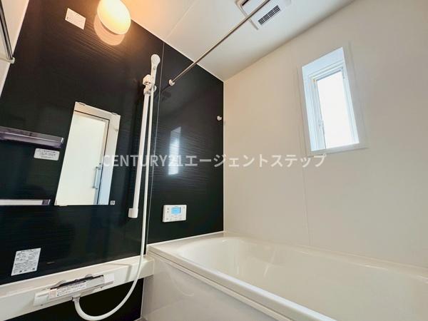 　バス　バスルームに窓があり快適です