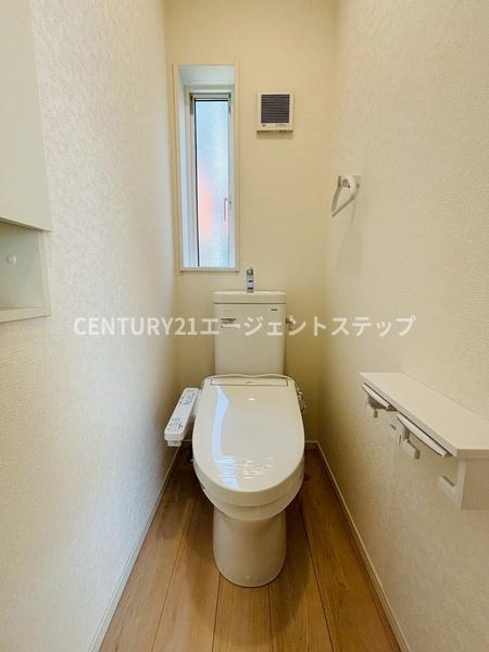 　トイレ　窓付きのトイレです