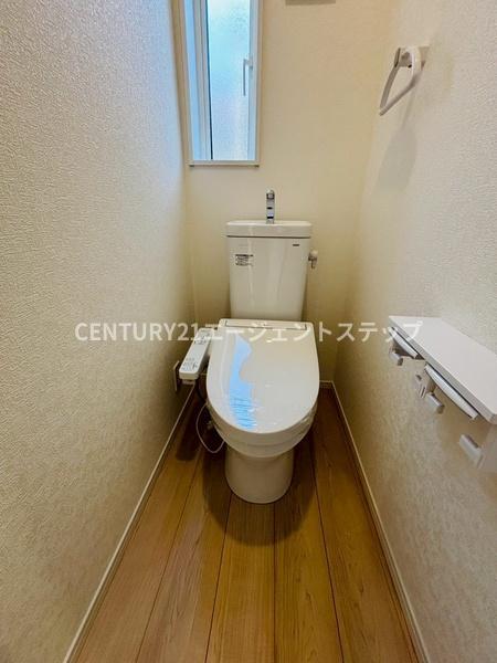 　トイレ　窓付きのトイレです