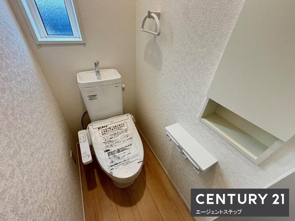　トイレ　トイレに収納スペース付きです