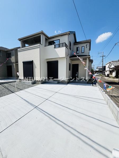 　駐車場　駐車場が広めの住宅です
