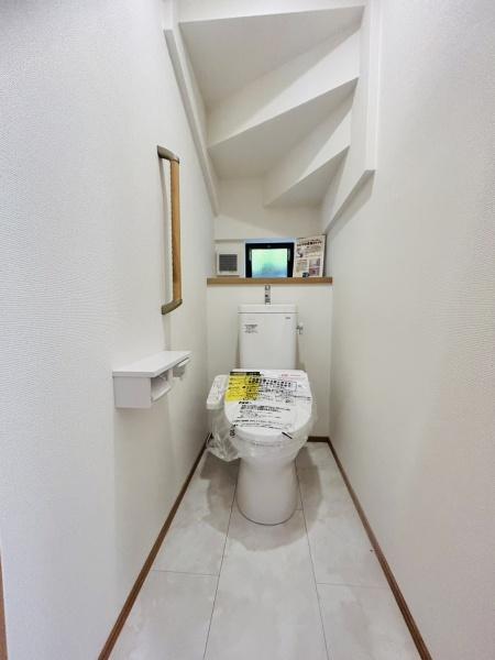 　トイレ　小窓付きのトイレです